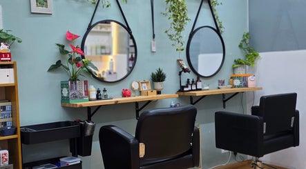 Sala moderna en GABO LLOJA HAIR SALÓN AND BEAUTY en Barcelona, Catalunya, ES con espejos redondos y plantas decorativas.