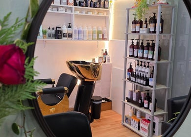 Interior moderno de GABO LLOJA HAIR SALÓN AND BEAUTY en Barcelona, Catalunya, ES con reflejo en espejo.