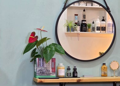 Espejo decorativo en GABO LLOJA HAIR SALÓN AND BEAUTY, Barcelona, Catalunya, ES. Ambiente acogedor y productos elegantes.