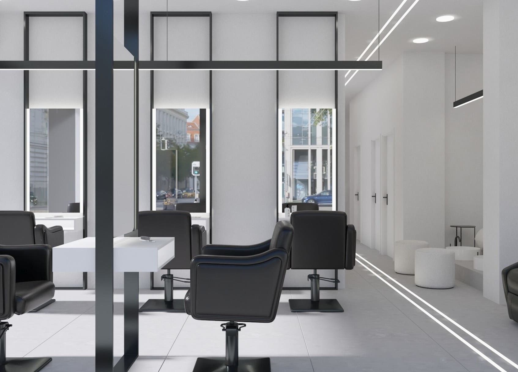 Μοντέρνος χώρος σαλόνι στο MEDUSA VOLOS, Βόλος, GR με κομψές καρέκλες και φωτεινό σχεδιασμό.