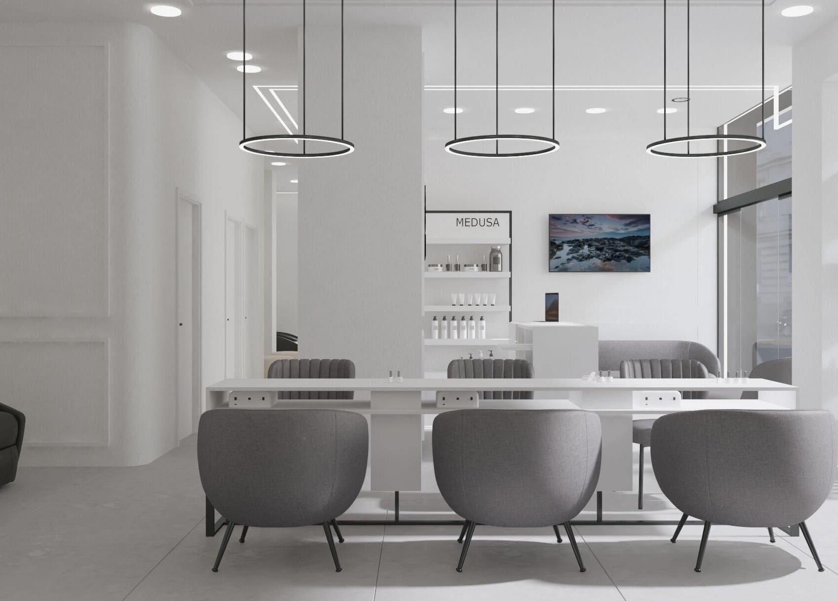 Κομψός εσωτερικός χώρος του MEDUSA VOLOS στη Βόλος, GR, με μοντέρνα διακόσμηση και άνετα καθίσματα.