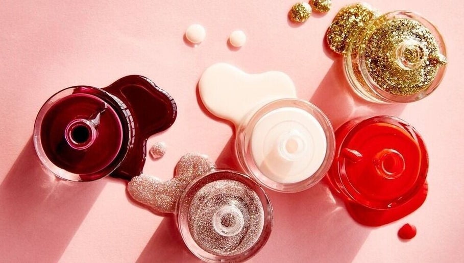 Chai sơn móng tay lấp lánh tại Velda Private Nail Studio, Thành Phố Hồ Chí Minh, VN.