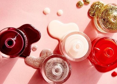 Chai sơn móng tay lấp lánh tại Velda Private Nail Studio, Thành Phố Hồ Chí Minh, VN.