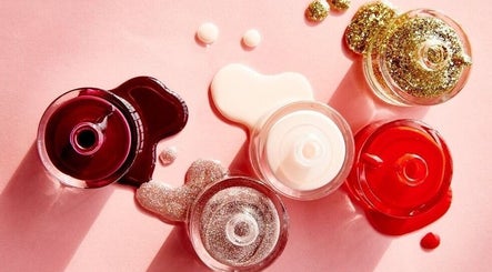 Chai sơn móng tay lấp lánh tại Velda Private Nail Studio, Thành Phố Hồ Chí Minh, VN.