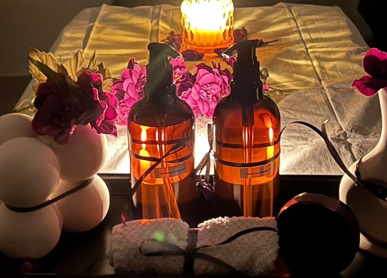 Elegant spa setup at Glamorous Salon جلامورس صالون, Riyadh, SA with candles and aromatic oils.