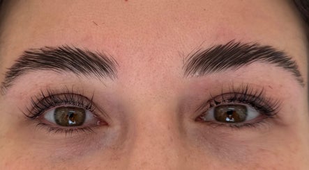 Perfectly shaped eyebrows at La maison Mira in Blainville, Québec, CA offering professional beauty services.