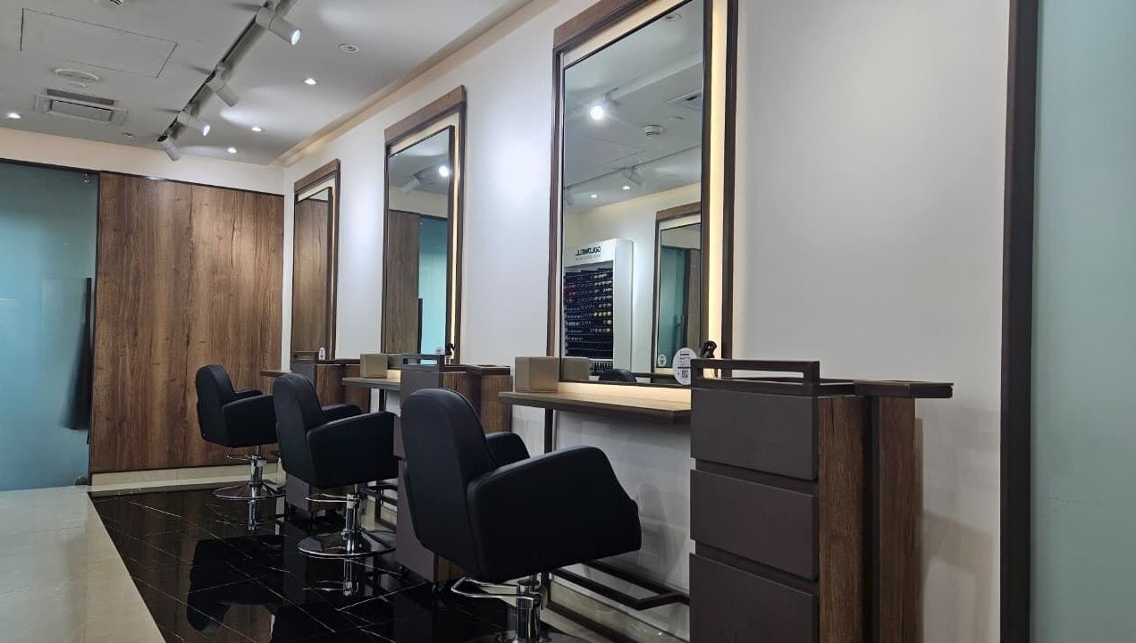 Modern styling area at Mia Dolce Beauty Salon, Dubai, Dubai, AE, with sleek black chairs and large mirrors.
