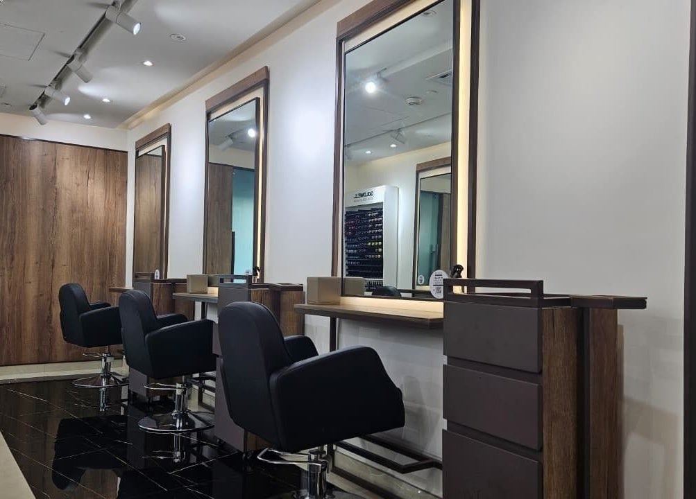 Modern styling area at Mia Dolce Beauty Salon, Dubai, Dubai, AE, with sleek black chairs and large mirrors.