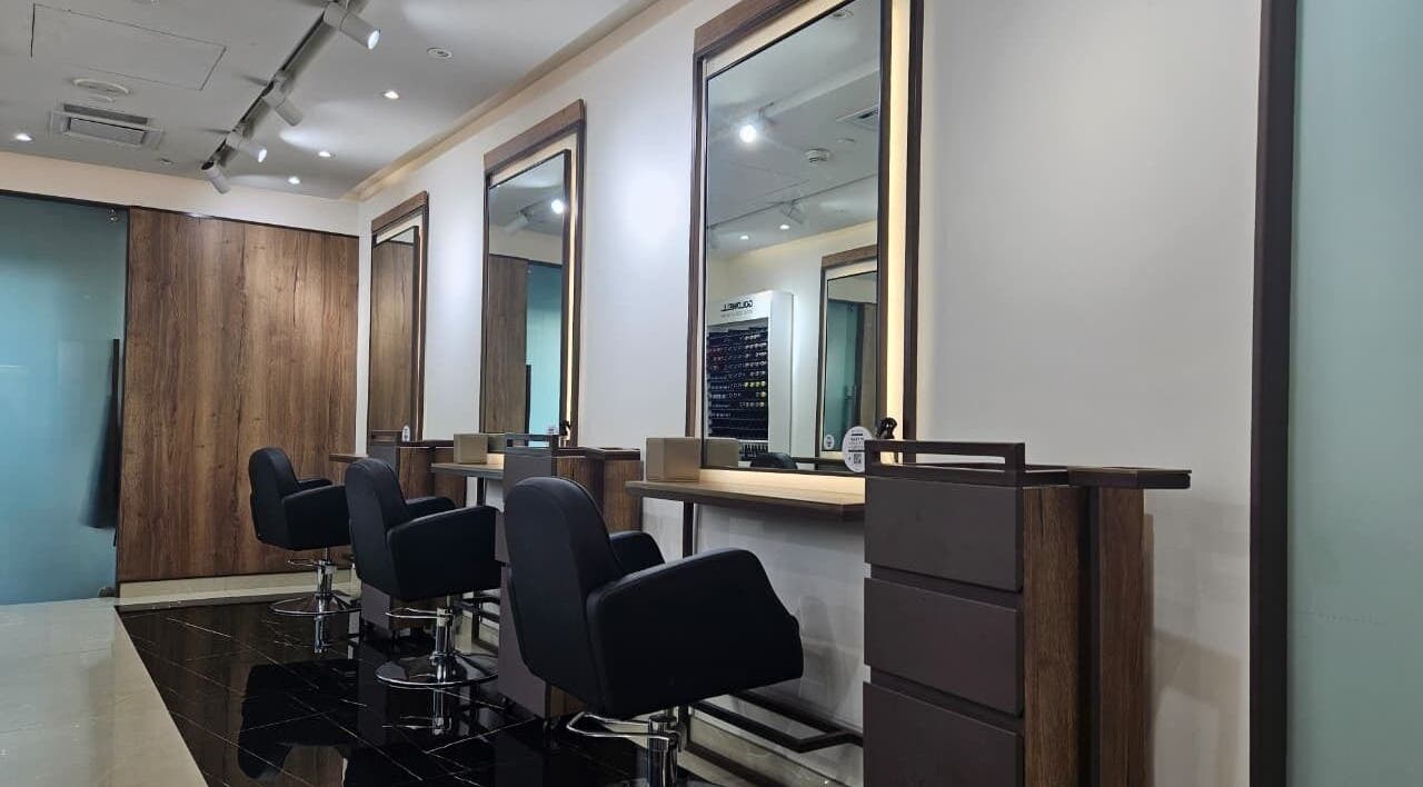 Modern styling area at Mia Dolce Beauty Salon, Dubai, Dubai, AE, with sleek black chairs and large mirrors.