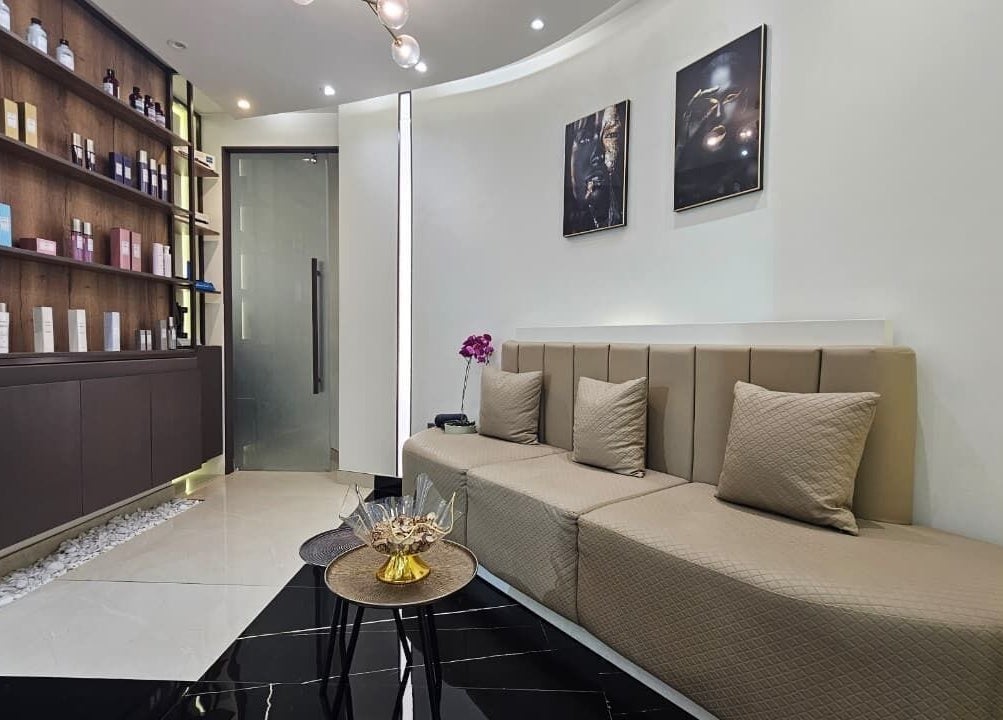 Sleek interior of Mia Dolce Beauty Salon, Dubai, Dubai, AE with modern decor and cozy seating.