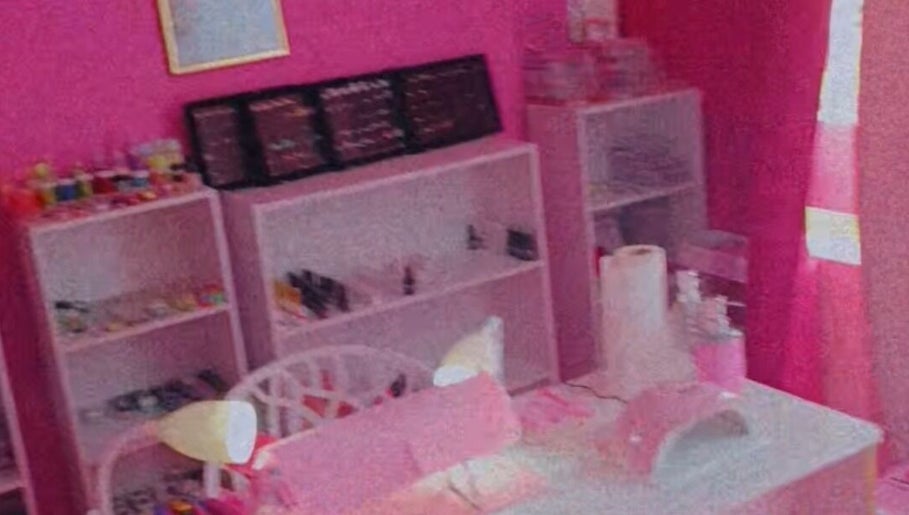 Intérieur de Strawberry Nails by Tina à Les Abymes, Grande-terre, GP avec murs roses et étagères de vernis.