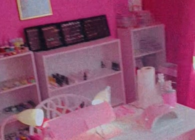 Intérieur de Strawberry Nails by Tina à Les Abymes, Grande-terre, GP avec murs roses et étagères de vernis.