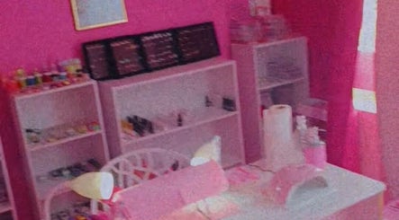 Intérieur de Strawberry Nails by Tina à Les Abymes, Grande-terre, GP avec murs roses et étagères de vernis.