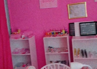 Intérieur rose de Strawberry Nails by Tina à Les Abymes, Grande-terre, GP, avec étagères de vernis.