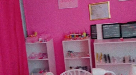 Intérieur rose de Strawberry Nails by Tina à Les Abymes, Grande-terre, GP, avec étagères de vernis.