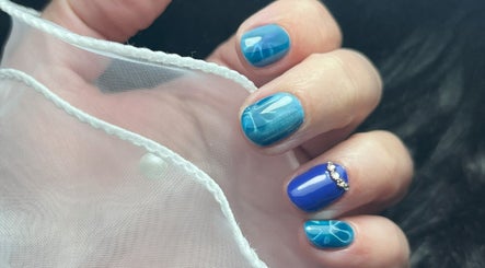 Elegante blaue Nagelkunst bei Editche Nails in Zürich, Zürich, CH mit edlem Strassdetail.