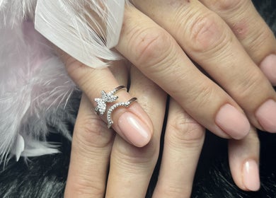 Elegante, gepflegte Nägel mit Schmuck bei Editche Nails, Zürich, Zürich, CH.