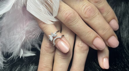 Elegante, gepflegte Nägel mit Schmuck bei Editche Nails, Zürich, Zürich, CH.