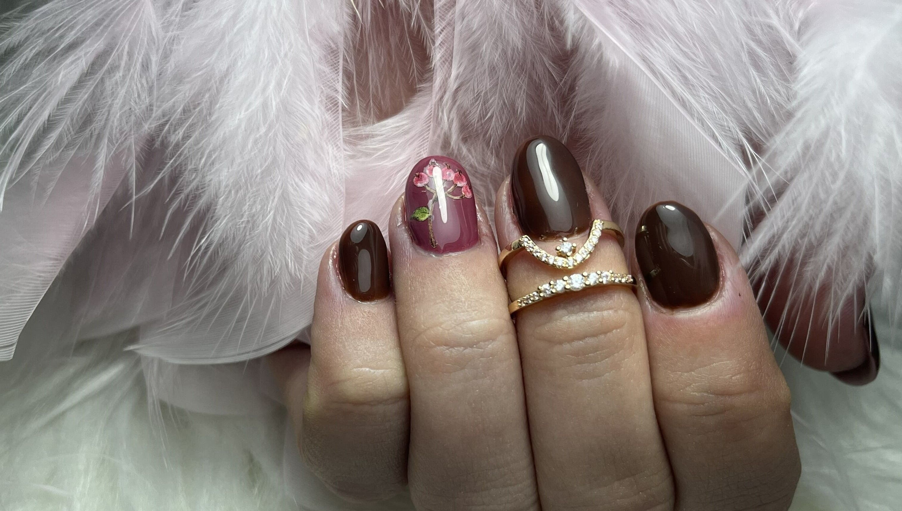 Elegante Nageldesigns mit Blütenmuster bei Editche Nails in Bäretswil, Zürich, CH.