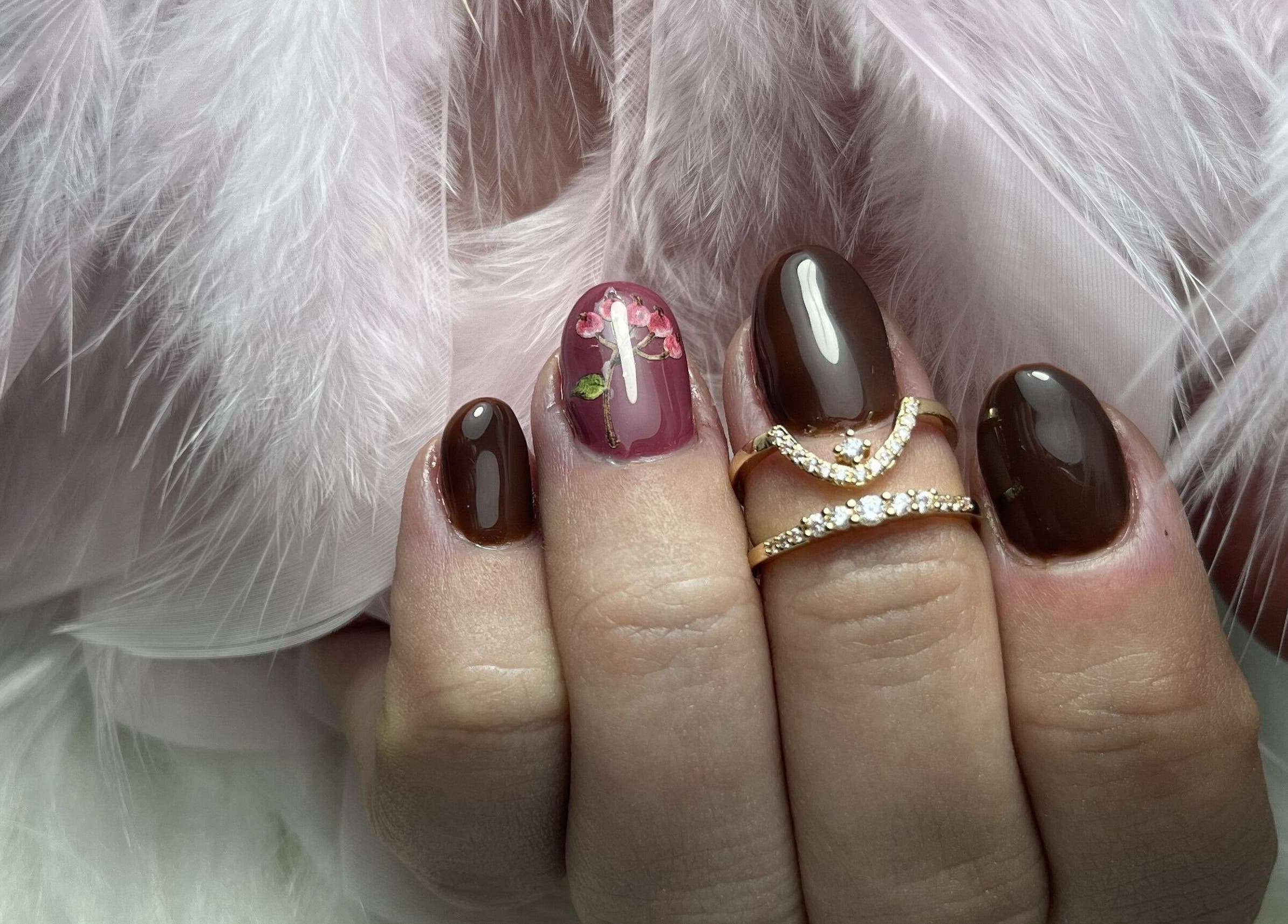 Elegante Nageldesigns mit Blütenmuster bei Editche Nails in Bäretswil, Zürich, CH.