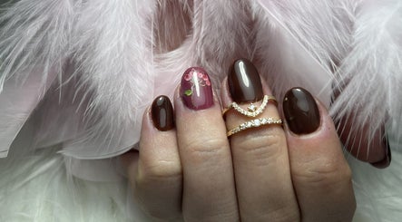 Elegante Nageldesigns mit Blütenmuster bei Editche Nails in Bäretswil, Zürich, CH.