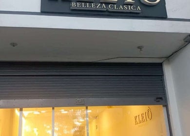 Entrance of KLEIO CENTER in Quito, Pichincha, EC with stylish signage.