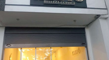 Entrance of KLEIO CENTER in Quito, Pichincha, EC with stylish signage.