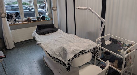 Eyelash extension room at SG Lashbar, Zürich, Zürich, CH with cozy bed and essential tools.