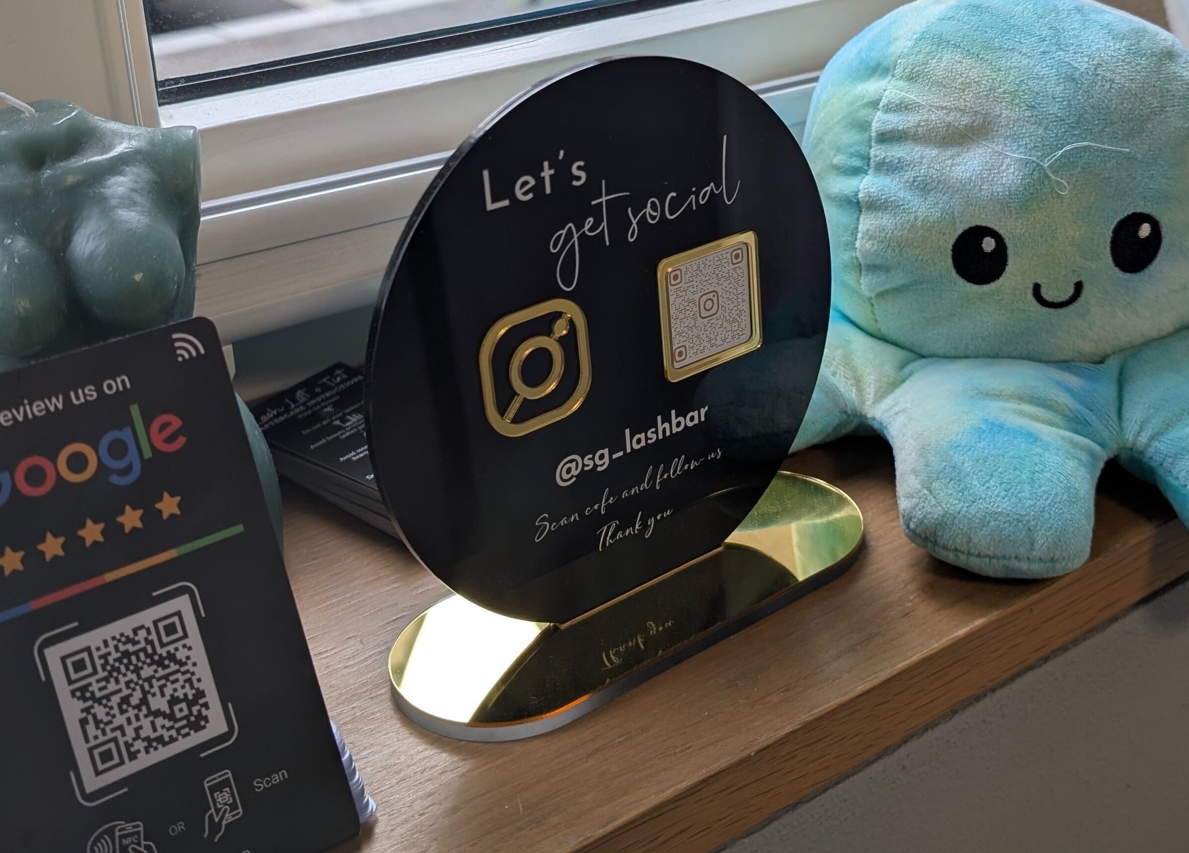 SG Lashbar display in Zürich, Zürich, CH features Google review sign and plush decor.