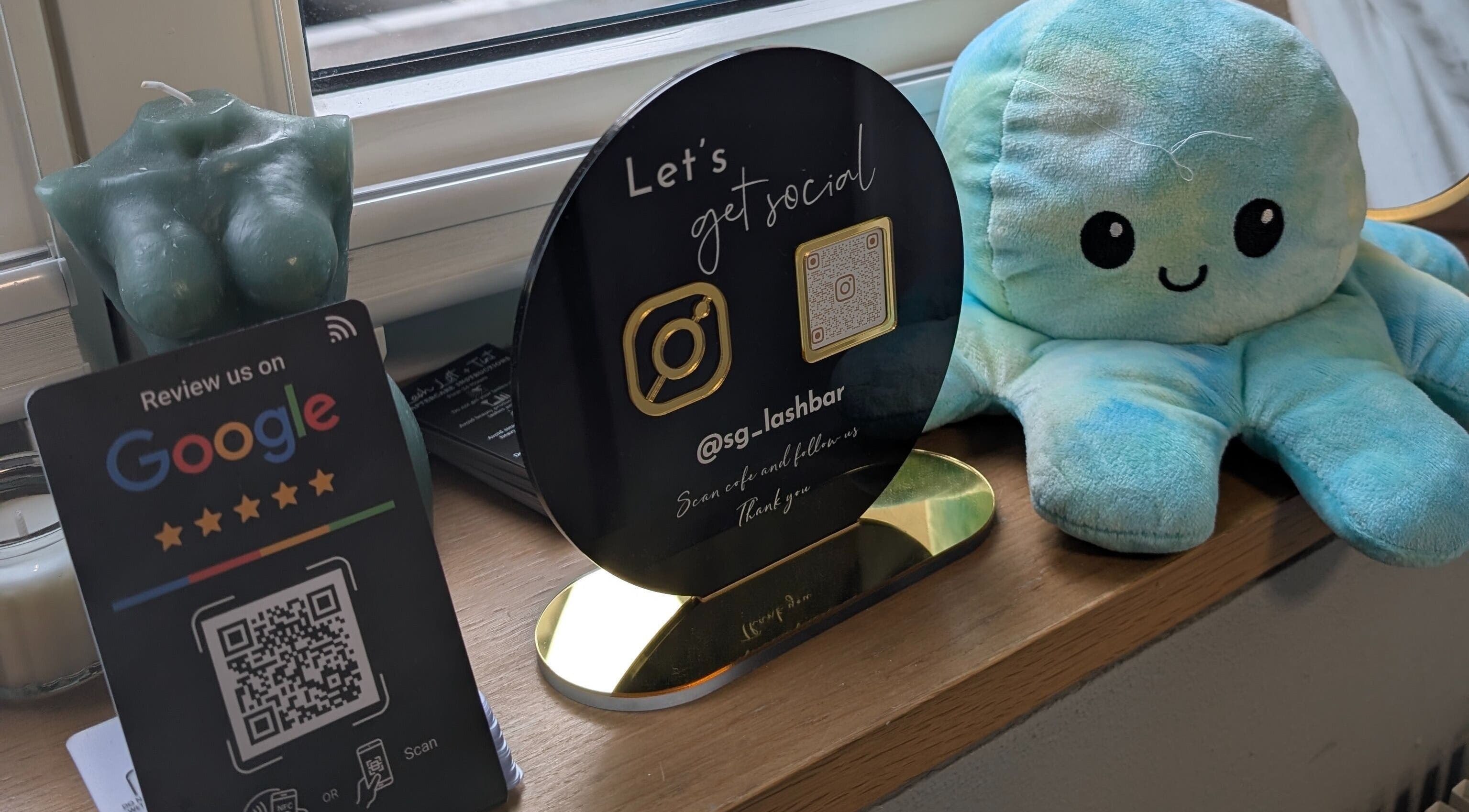 SG Lashbar display in Zürich, Zürich, CH features Google review sign and plush decor.