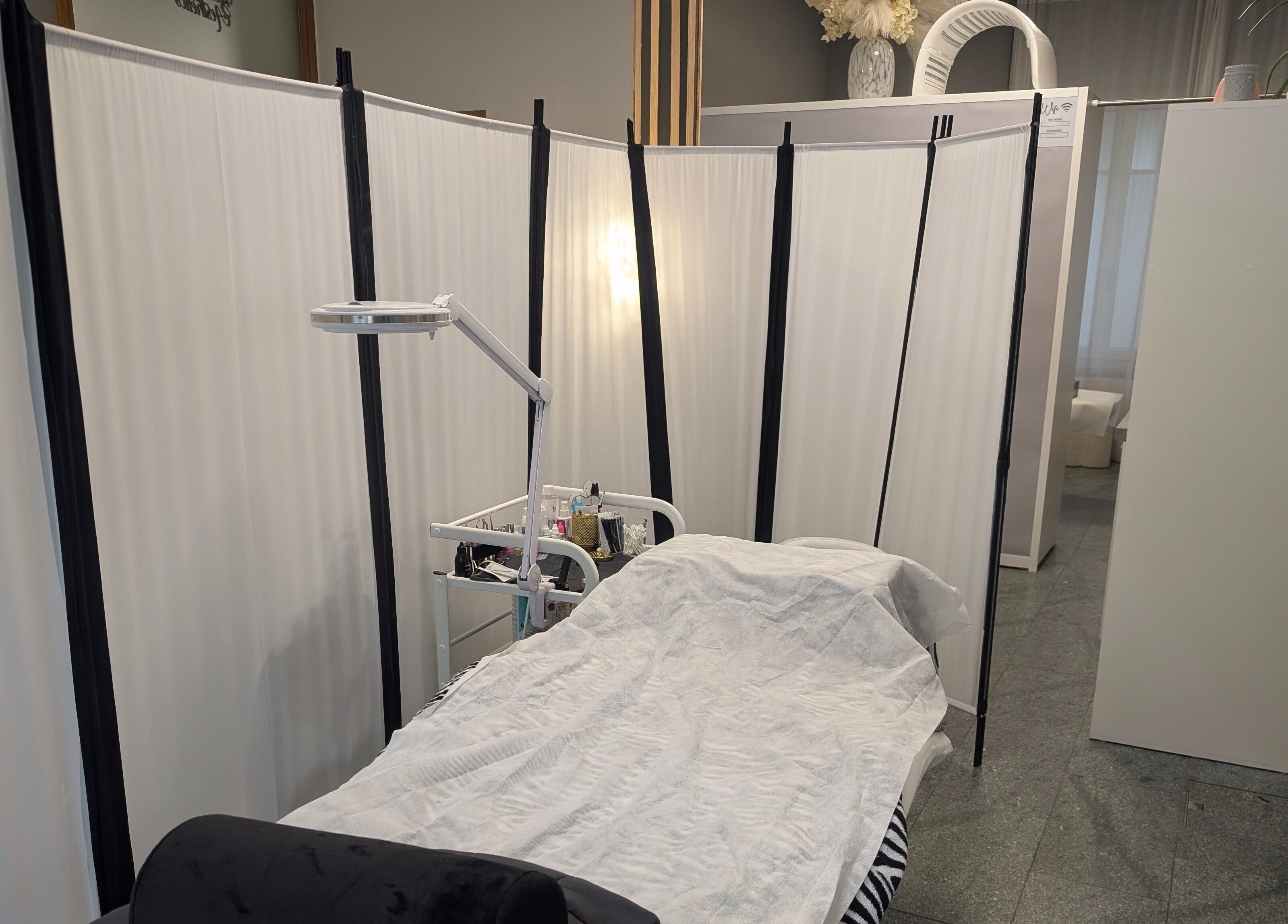 Cozy treatment space at SG Lashbar, Zürich, Zürich, CH designed for relaxation and beauty services.