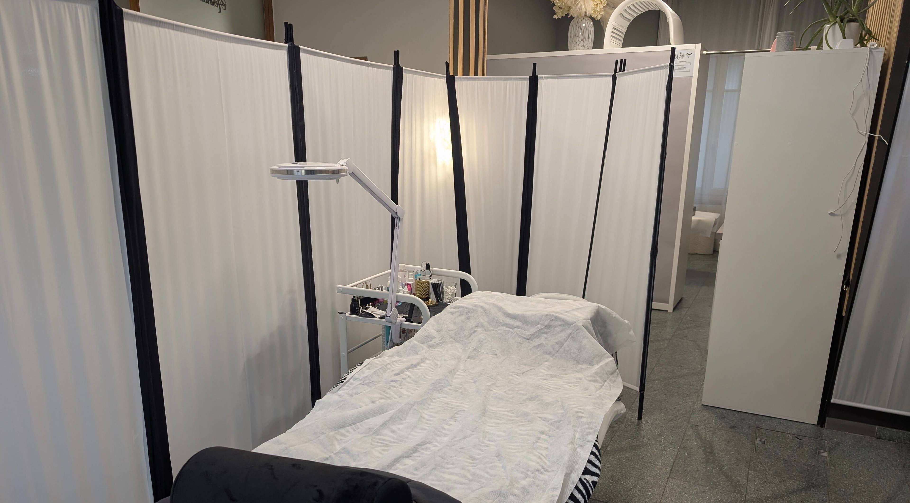 Cozy treatment space at SG Lashbar, Zürich, Zürich, CH designed for relaxation and beauty services.