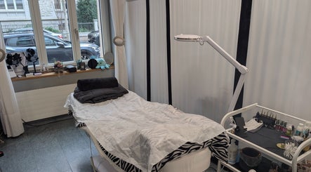 A serene treatment room at SG Lashbar, Zürich, Zürich, CH featuring a comfortable bed and organized beauty tools.