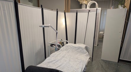 Private treatment area at SG Lashbar in Zürich, Zürich, CH with cozy bed and ambient lighting.