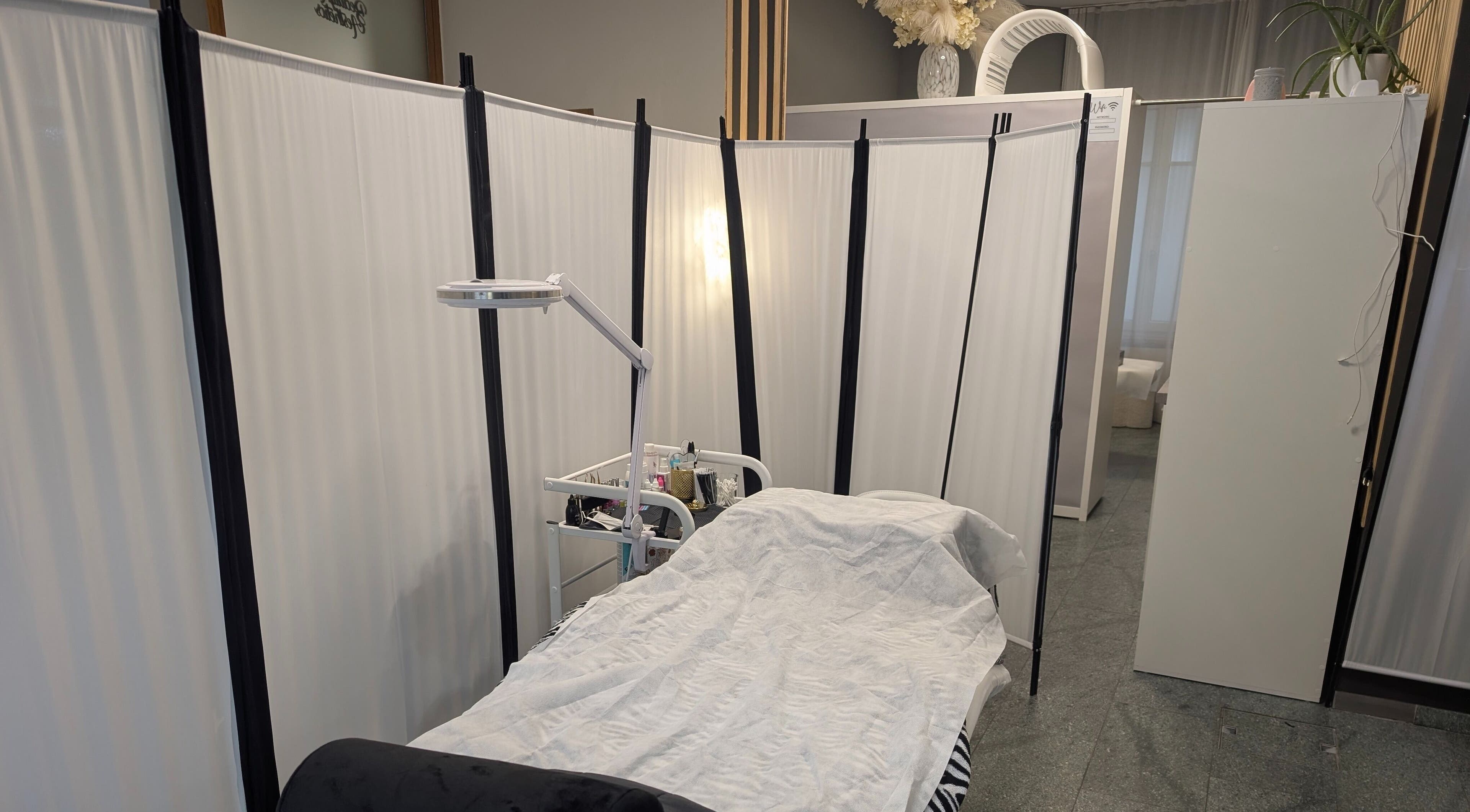 Private treatment area at SG Lashbar in Zürich, Zürich, CH with cozy bed and ambient lighting.