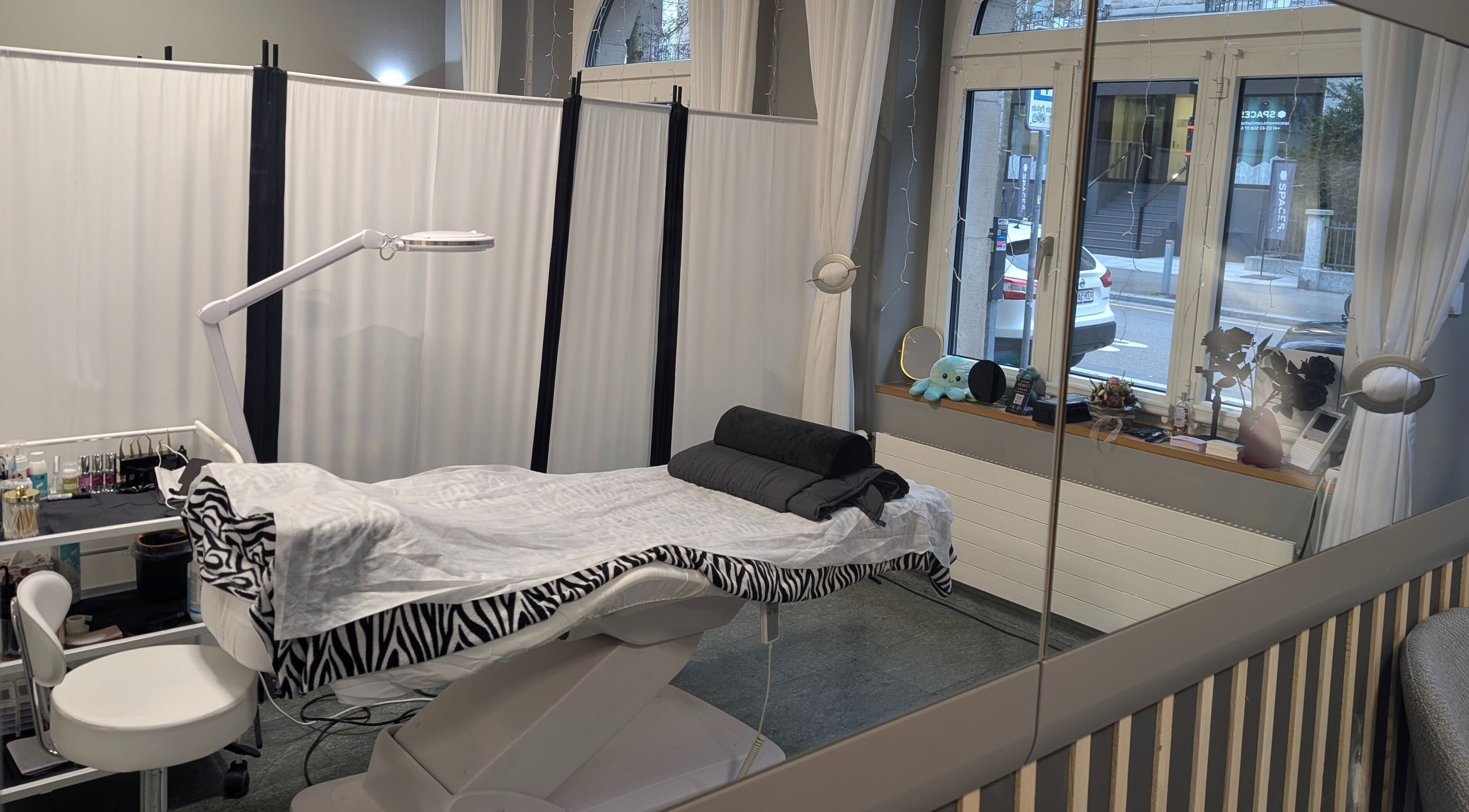 SG Lashbar in Zürich, Zürich, CH offers a chic lash room with zebra print bedding for relaxing treatments.