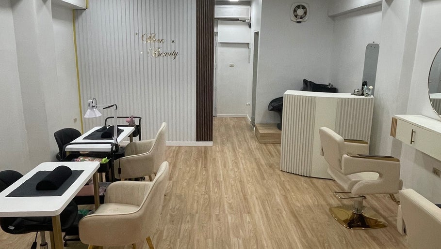 Interior elegante de Moon Beauty en Valencia, Carabobo, VE con sillas y mesas modernas.