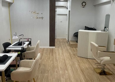 Interior elegante de Moon Beauty en Valencia, Carabobo, VE con sillas y mesas modernas.