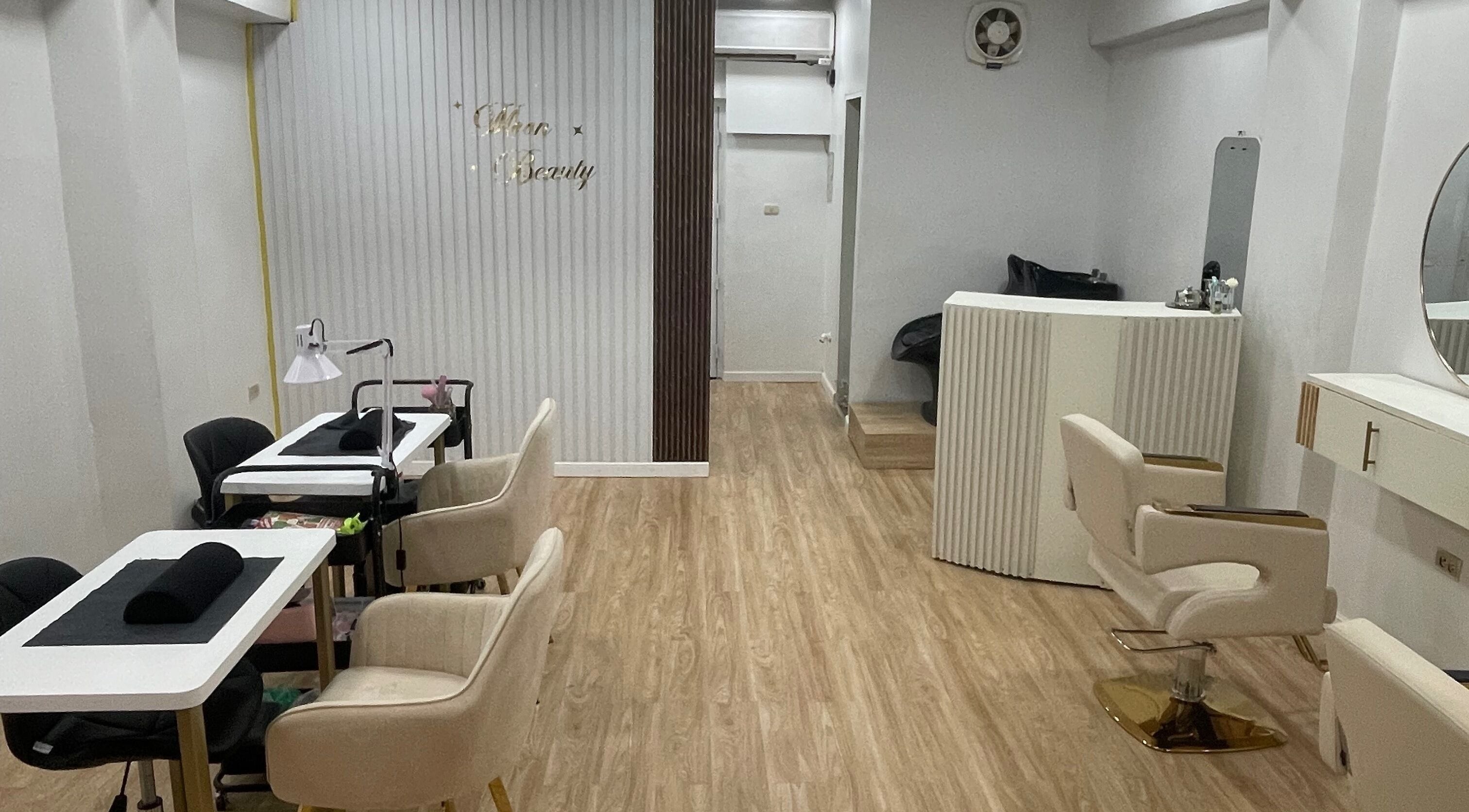 Interior elegante de Moon Beauty en Valencia, Carabobo, VE con sillas y mesas modernas.