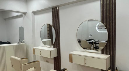 Interior elegante de Moon Beauty en Valencia, Carabobo, VE con espejos circulares y sillones de diseño.