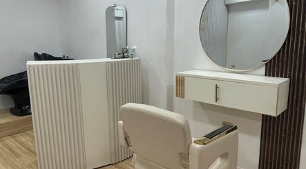 Estación de belleza minimalista en Moon Beauty, Valencia, Carabobo, VE, con espejo redondo y silla elegante.