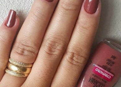 Unhas esmaltadas estilo nude em Tatiana Pszybylski, São Paulo, São Paulo, BR.