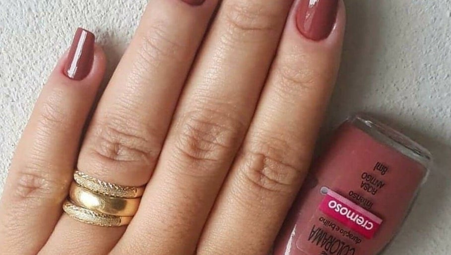 Unhas esmaltadas com tom terroso em Tatiana Pszybylski, São Paulo, São Paulo, BR.
