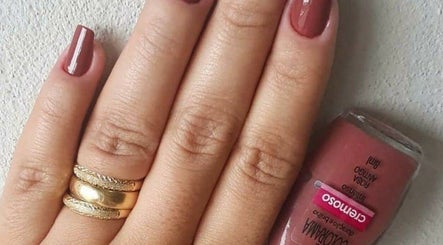 Unhas esmaltadas com tom terroso em Tatiana Pszybylski, São Paulo, São Paulo, BR.