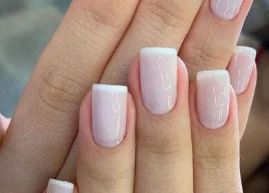 Unhas francesinhas impecáveis no salão Tatiana Pszybylski, São Paulo, São Paulo, BR, destacando elegância.