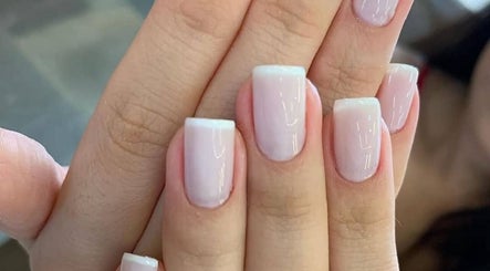 Unhas francesinhas impecáveis no salão Tatiana Pszybylski, São Paulo, São Paulo, BR, destacando elegância.