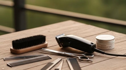 Herramientas de peluquería en Cejudo Barber, Badalona, Catalunya, ES sobre una mesa de madera.