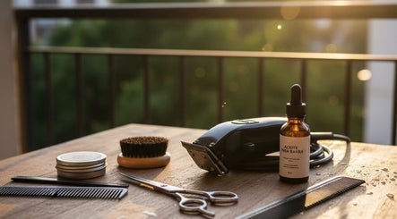 Herramientas de barbería en Cejudo barber, Badalona, Catalunya, ES, mostrando tijeras y aceite para barba.