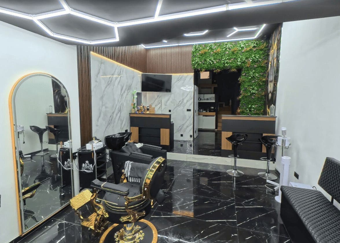 Stijlvol interieur bij Blend Barber Leuven, met modern design en groene muur in Leuven, Vlaanderen, BE.