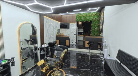 Stijlvol interieur bij Blend Barber Leuven, met modern design en groene muur in Leuven, Vlaanderen, BE.